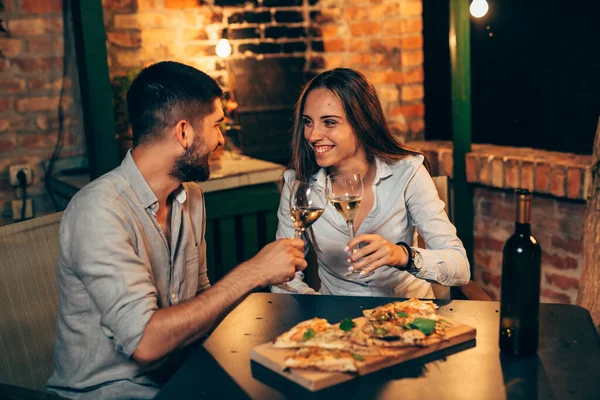 Romantyczna Para Pijąca Wino Jedząca Pizzę Podwórku Scena Wieczorna — Zdjęcie stockowe