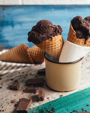 Külahta çikolatalı dondurma.