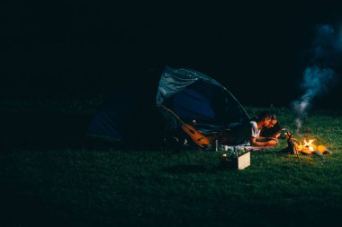 Romantik çift gece kamp yapıyor.