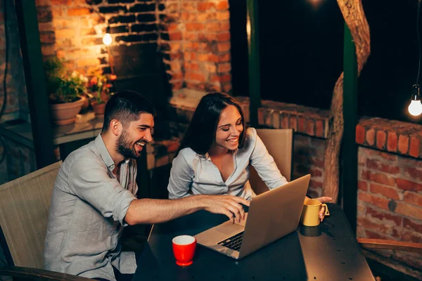 Freunde Mit Laptop Sitzen Freien Auf Hinterhof Deck Hause — Stockfoto