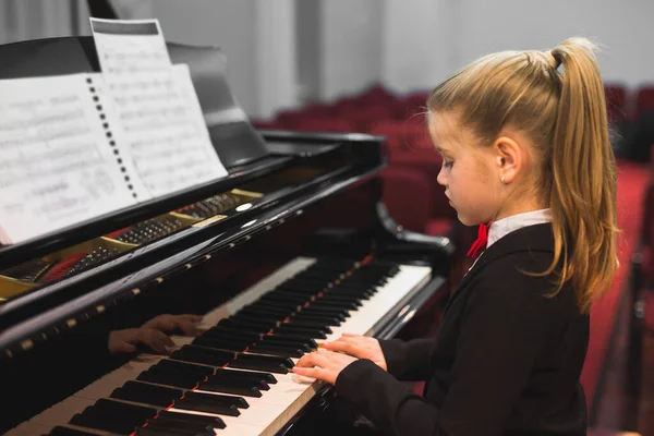 Mutlu küçük kız piyano çalmayı öğretiyor.