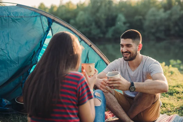 Vänner Camping Dricka Kaffe — Stockfoto