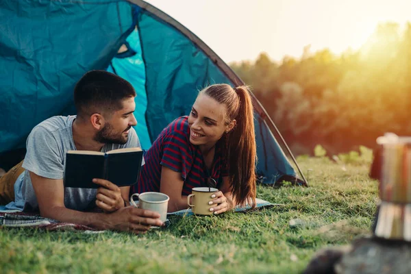 Romantik Bir Çift Çadırda Uzanıp Kitap Okuyor — Stok fotoğraf