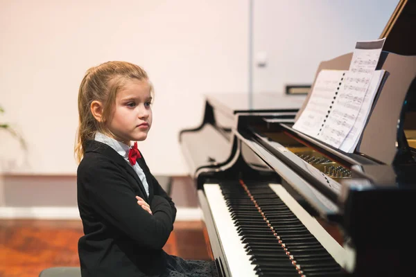 Liten Flicka Vill Inte Spela Piano — Stockfoto