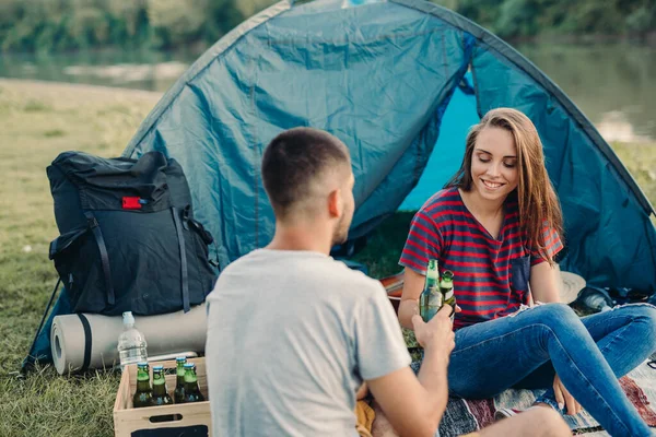 Vänner Dricka Camping Utomhus Vid Floden — Stockfoto