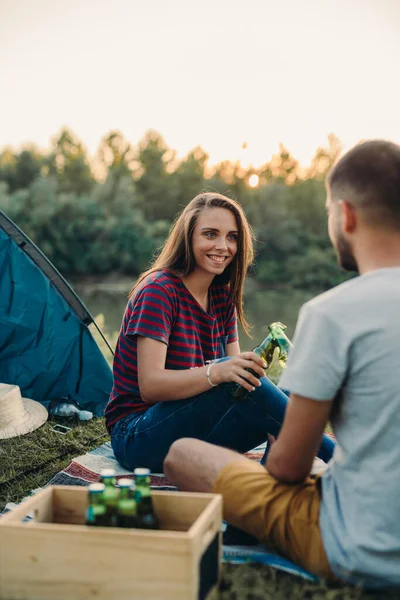 Freunde Trinken Bier Auf Dem Zelten Freien Fluss — Stockfoto