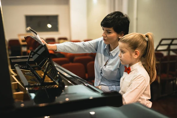 Petite Fille Pratiquant Piano Avec Son Aide Professeur — Photo