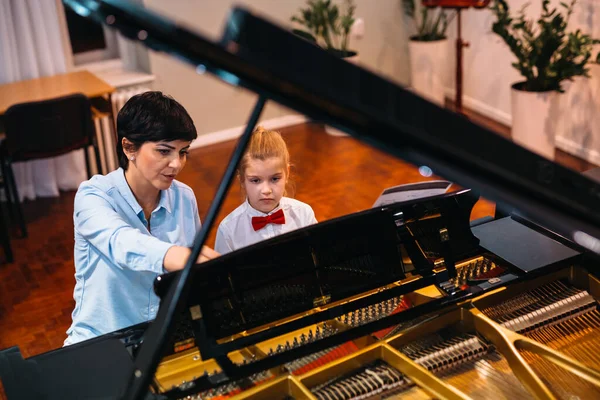Menina Praticando Tocar Piano Com Seu Professor Assistência — Fotografia de Stock
