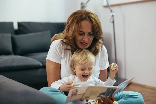 Großmutter Mit Enkel Beim Gemeinsamen Bilderbuch Lesen Hause — Stockfoto