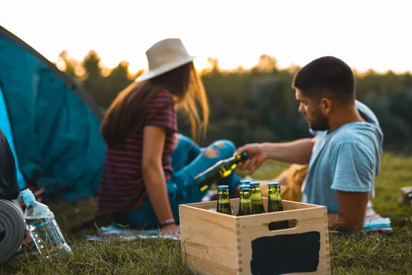 Freunde Trinken Bier Auf Dem Zelten Freien Fluss — Stockfoto