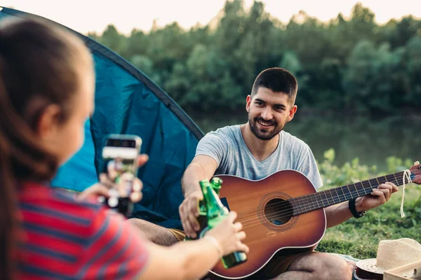 낭만적 남녀가 야외에서 호숫가에서 재미있게 캠핑을 — 스톡 사진