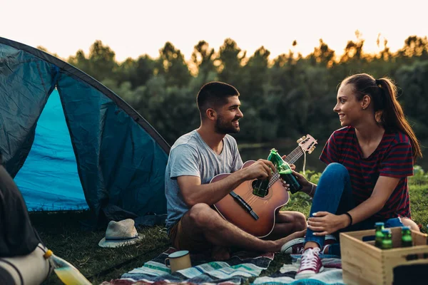 Romantik Çift Göl Kenarında Birlikte Kamp Yapıyor — Stok fotoğraf