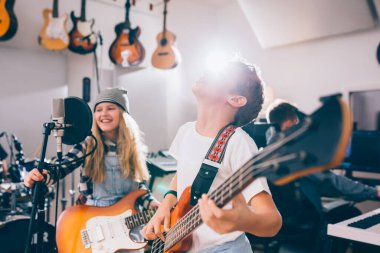 Çocuklar rock grubu müzik stüdyosunda çalıyor.