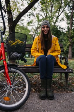 Dışarıda parkta oturan bir kadın.