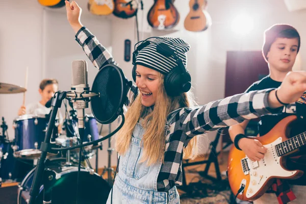Çocuklar rock grubu müzik stüdyosunda çalıyor.