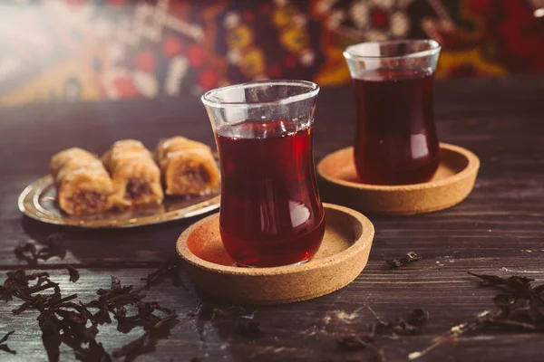 Turecký Čaj Baklava Dřevěném Stole — Stock fotografie