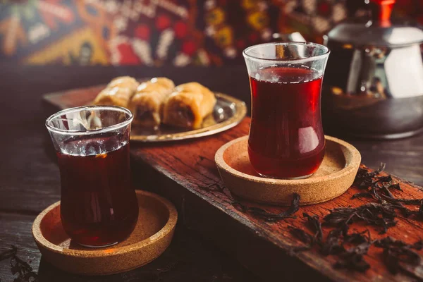 Turecký Čaj Baklava Dřevěném Stole — Stock fotografie