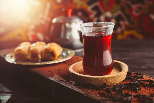 Турецкий чай и пахлава на деревянном столе