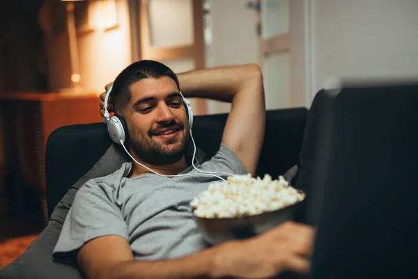 Mann Entspannt Sich Seiner Wohnung Und Hört Musik — Stockfoto