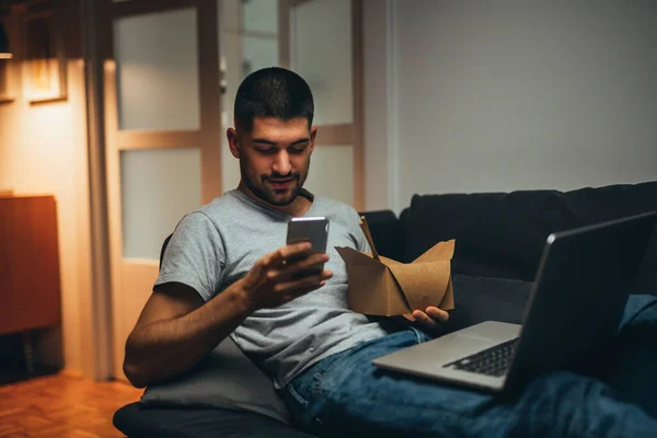 Hombre Relajarse Apartamento Comiendo Comida China Uso Ordenador Portátil — Foto de Stock