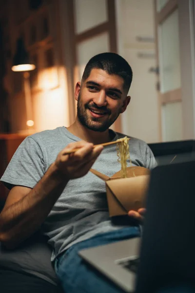 Hombre Relajarse Apartamento Comiendo Comida China Uso Ordenador Portátil — Foto de Stock