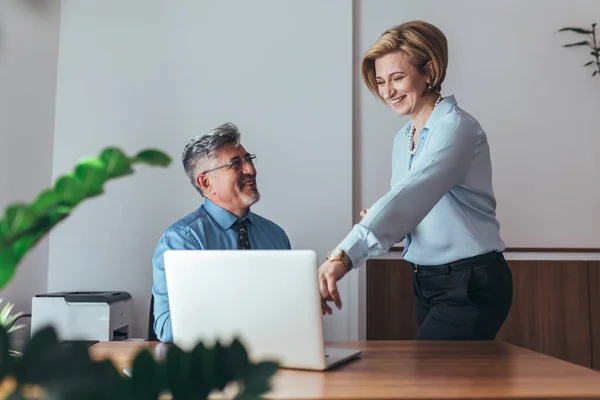 Ofiste çalışan orta yaşlı iş adamları