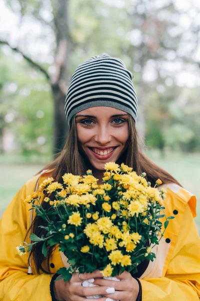 Femme Plein Air Dans Parc Tenant Des Roses Jaunes — Photo