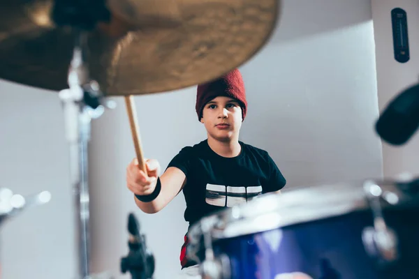 Menino Tocando Bateria Estúdio Música — Fotografia de Stock