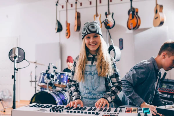 Menina Tocando Piano Estúdio Música — Fotografia de Stock