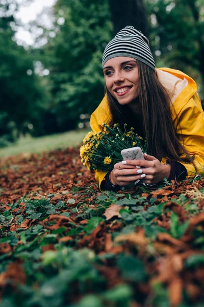 Mulher Livre Parque Segurando Rosas Amarelas Smartphone — Fotografia de Stock