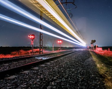 Larga exposicin de la llegada de un tren - Long exposure of the arrival of a train clipart