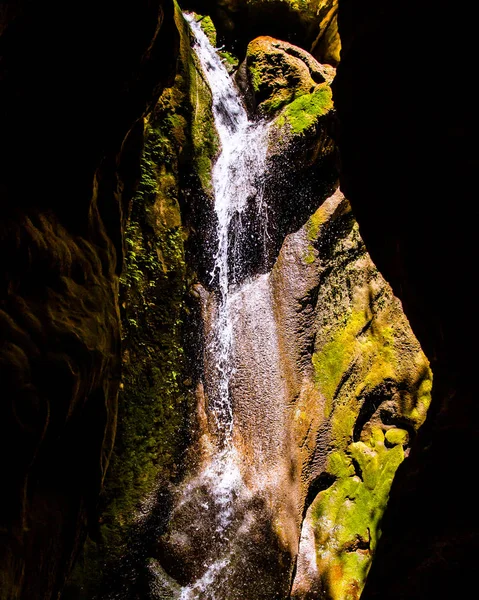 カスカダ アグア エントレ ロカス 岩の間の水の滝 — ストック写真