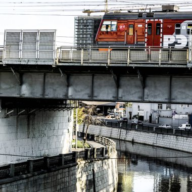 Demiryolu Köprüsü, şehir içi tren