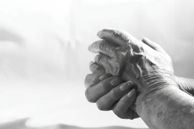 Eski eller, tüm bu hayatında geçmiş çalıştı ve çocuklar ve savaş ve açlık ve iş, ama bu mutluluk yükselterek herkese verilen değildir!