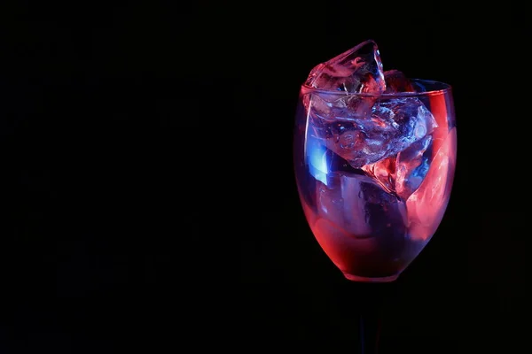 Hermoso Cristal Sudoroso Con Hielo Bayas Iluminación Roja Azul Sobre — Foto de Stock