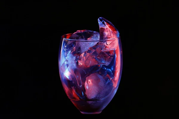 Hermoso Cristal Sudoroso Con Hielo Bayas Iluminación Roja Azul Sobre — Foto de Stock