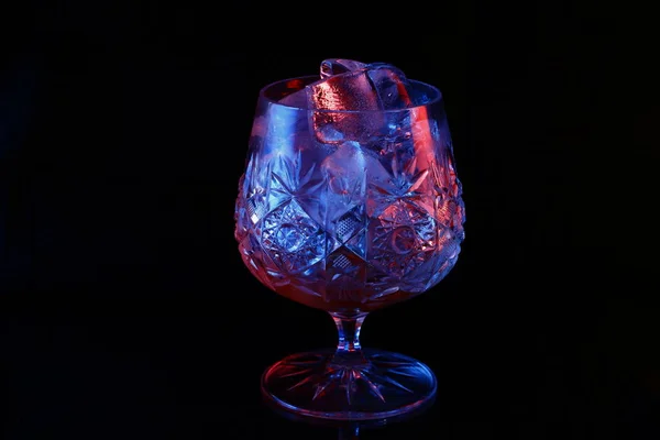 Hermoso Cristal Sudoroso Con Hielo Bayas Iluminación Roja Azul Sobre — Foto de Stock