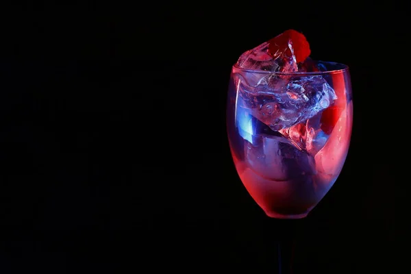 Hermoso Cristal Sudoroso Con Hielo Bayas Iluminación Roja Azul Sobre — Foto de Stock