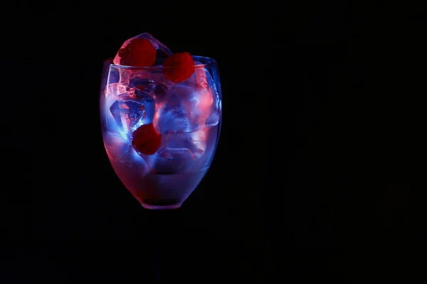 Hermoso Cristal Sudoroso Con Hielo Bayas Iluminación Roja Azul Sobre — Foto de Stock