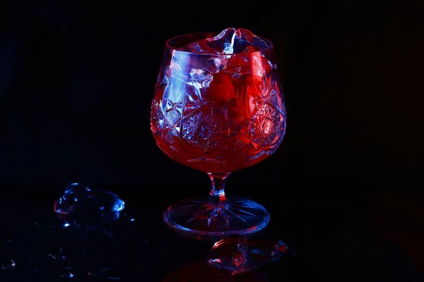 Een Prachtige Kristallen Bezwete Glas Met Ijs Bessen Rode Blauwe — Stockfoto
