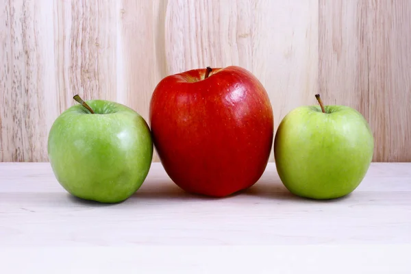 Natürmort fındık ve mutfak kurulu meyve sebze taze meyvelerin bir satırda görüntülenir.