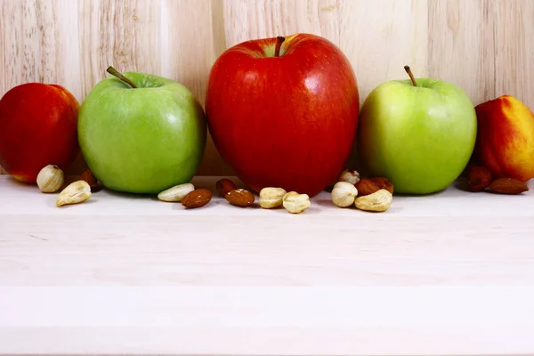 Natürmort fındık ve mutfak kurulu meyve sebze taze meyvelerin bir satırda görüntülenir.