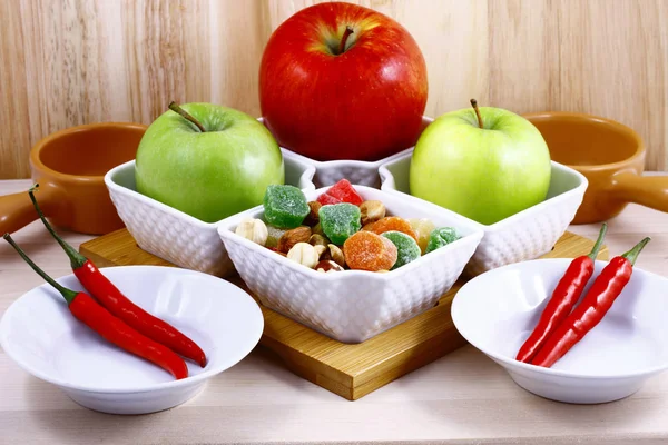 Taze meyve ve sebze seramik bir kare tencerede bir mutfak tahtada natürmort.