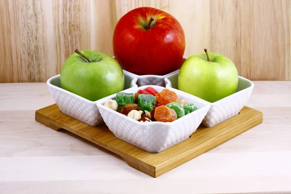 Taze meyve ve sebze seramik bir kare tencerede bir mutfak tahtada natürmort.