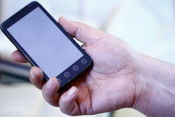 Siyah cep telefonunda mans el kapalı.