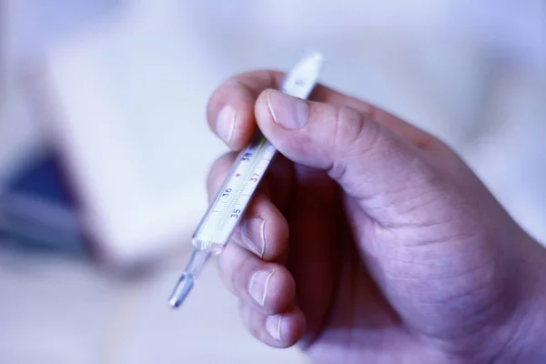Tıbbi termometre .yetkili doktorun elinde yakın çekim.