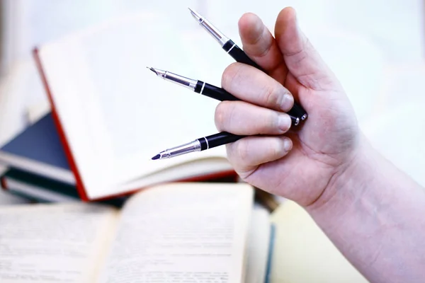 Elini dolma kalem defter ve kitaplar kütüphane ile.