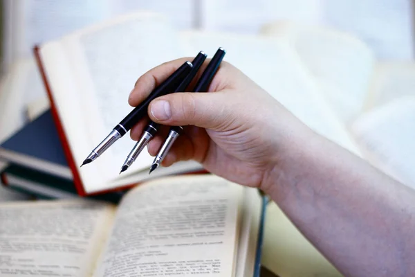 Elini dolma kalem defter ve kitaplar kütüphane ile.