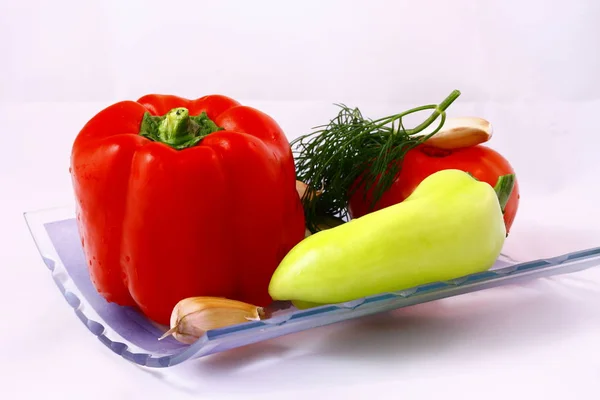 Yaz yiyecek, taze sebze ve otlar camına natürmort.