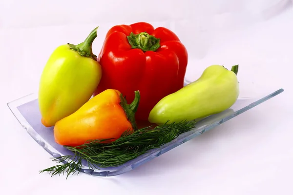 Yaz yiyecek, taze sebze ve otlar camına natürmort.